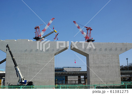 支柱が建つインターチェンジの建設工事現場の風景 61381275