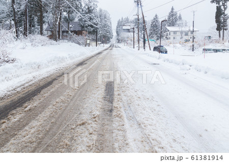 道に積もった雪　轍 61381914