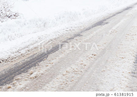 道に積もった雪　轍 61381915
