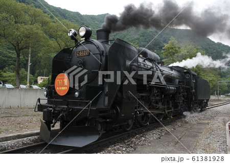 上越線水上駅の転車台広場（C61蒸気機関車／快速C61復活号） 61381928