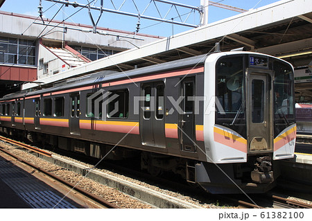 夏の越後湯沢駅に停車中の上越線E129系(水上⇔長岡) 夏の越後湯沢駅に停車中の上越線E129系(水上⇔長岡) 61382100