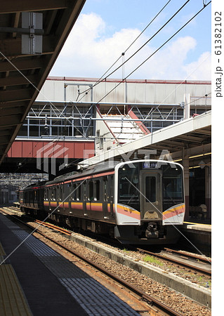夏の越後湯沢駅に停車中の上越線E129系(水上⇔長岡) 夏の越後湯沢駅に停車中の上越線E129系(水上⇔長岡) 61382102