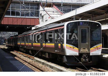 夏の越後湯沢駅に停車中の上越線E129系（水上⇔長岡） 61382104
