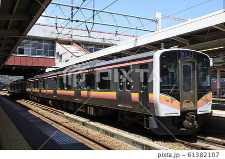 夏の越後湯沢駅に停車中の上越線E129系（水上⇔長岡） 61382107