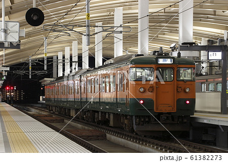 終焉近い越後線115系湘南色（新潟駅） 61382273