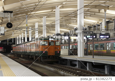 終焉近い越後線115系湘南色（新潟駅） 61382275