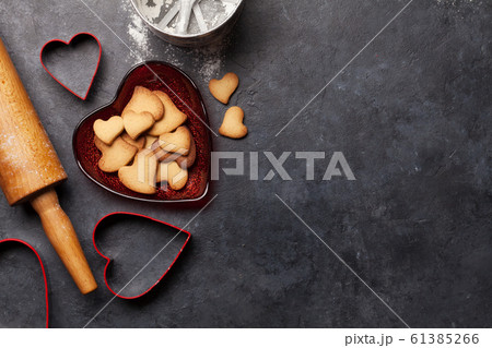 Valentines day card with heart gingerbread cookies 61385266