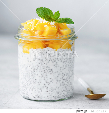 Chia seed pudding with mango 61386275