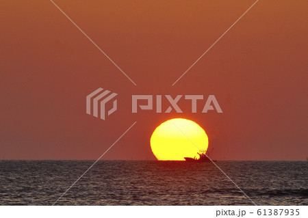 朝日と漁船 朝日と漁船 61387935