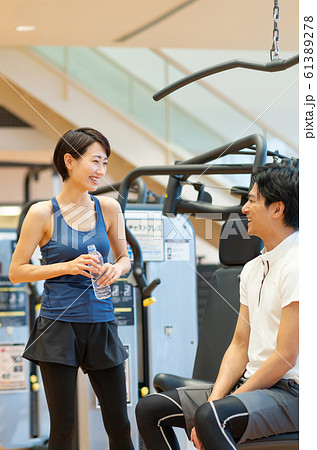 ジム 筋トレ ウェイトトレーニング スポーツクラブ 61389278