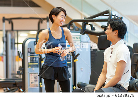 ジム 筋トレ ウェイトトレーニング スポーツクラブ 61389279
