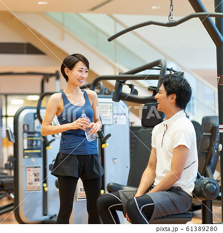 ジム 筋トレ ウェイトトレーニング スポーツクラブ 61389280