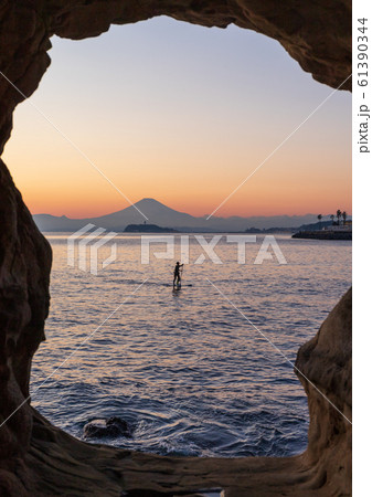 逗子市の洞窟から夕焼け富士山と江の島 61390344
