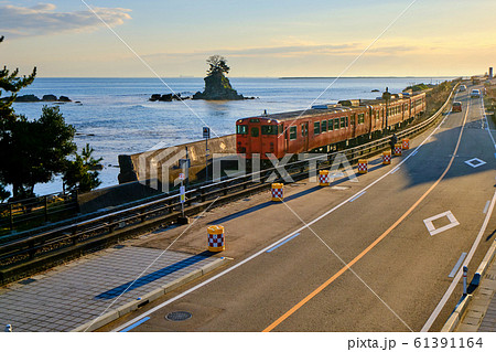 氷見線－朝日を背に受けて走る 61391164