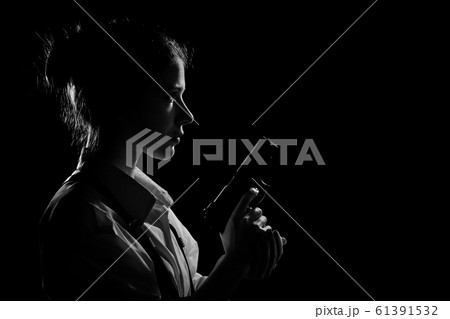 woman with gun 61391532