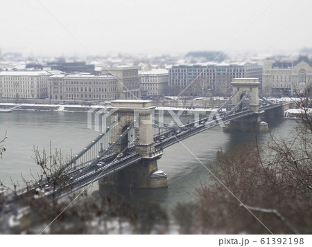 ハンガリー_雪_くさり橋 61392198