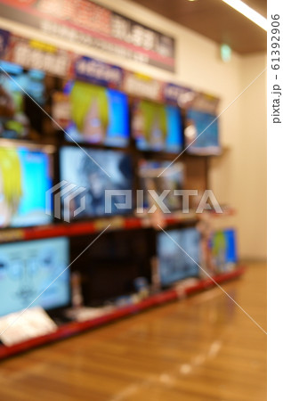 家電量販店のテレビ売り場 ぼかしイメージの写真素材