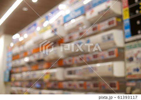 家電量販店のエアコン売り場 ぼかしイメージ 家電量販店のエアコン売り場 ぼかしイメージ 61393117