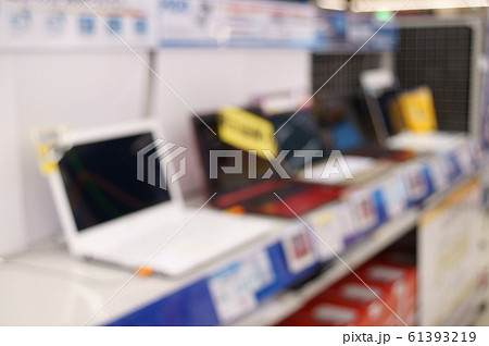 家電量販店のパソコン売り場 ぼかしイメージ 61393219