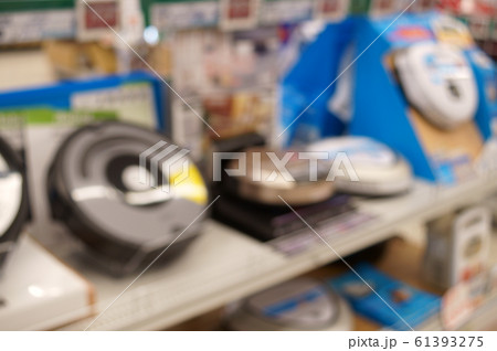 家電量販店の掃除機売り場 ぼかしイメージ 61393275
