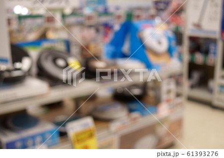 家電量販店の掃除機売り場 ぼかしイメージ 家電量販店の掃除機売り場 ぼかしイメージ 61393276