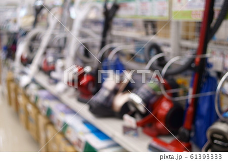 家電量販店の掃除機売り場 ぼかしイメージ 61393333
