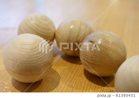 ヒノキのボールの写真素材