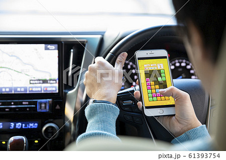ながら運転　(ゲーム画面はピクスタのために作成されたダミーです） 61393754