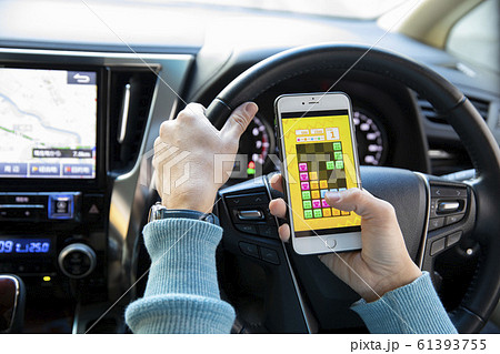 ながら運転　(ゲーム画面はピクスタのために作成されたダミーです） 61393755