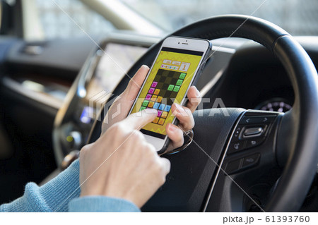 ながら運転　(ゲーム画面はピクスタのために作成されたダミーです） 61393760