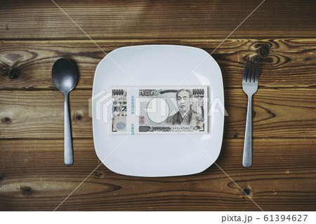 帯付きの札束と白い食器 61394627