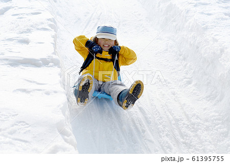 そり遊び楽しむ男の子の一人スノーフェスティバル そり遊び楽しむ男の子の一人スノーフェスティバル 61395755