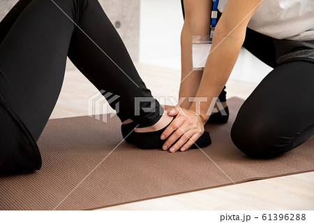パーソナルトレーナー 61396288