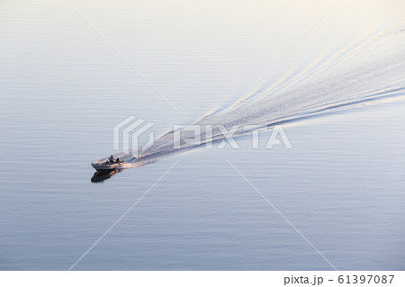 堀越海峡を行き交う釣り船の波紋 堀越海峡を行き交う釣り船の波紋 61397087