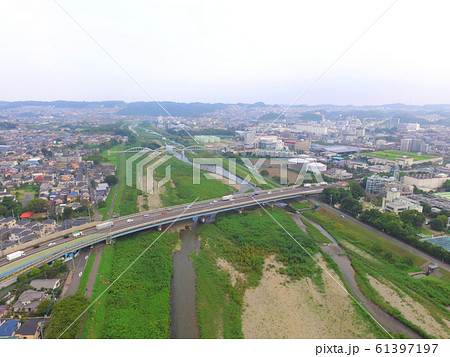 上空から眺めた「新浅川橋(八王子バイパス)」〜ドローンで空撮（東京都八王子市大和田町） 61397197