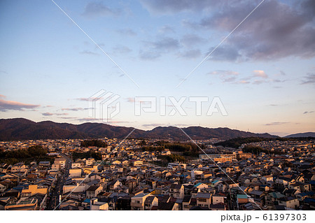 宇治市六地蔵の高層マンションからの夕景 61397303