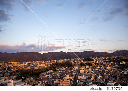 宇治市六地蔵の高層マンションからの夕景 61397304