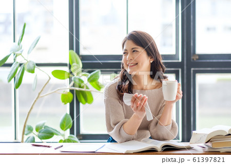 カフェで勉強する女性　喫茶店　英会話　 61397821