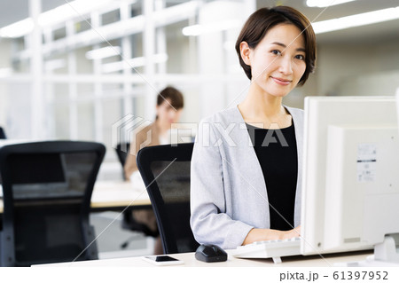 ビジネス　ビジネスマン　オフィス 61397952