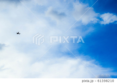 アリゾナの空を飛ぶ飛行機 61398210