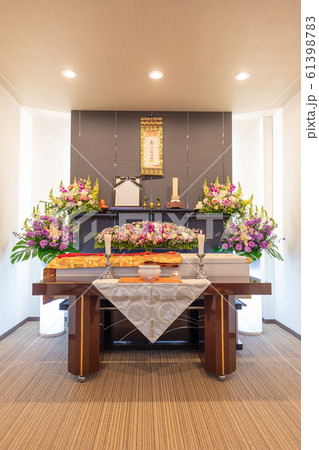 斎場・祭壇・お葬式・通夜・式場・告別式・葬儀・葬祭 ・家族葬・供花・花・生花 61398783