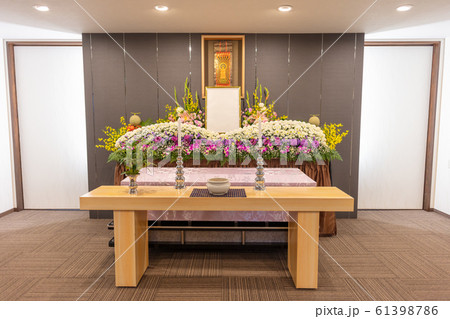斎場・祭壇・お葬式・通夜・式場・告別式・葬儀・葬祭 ・家族葬・供花・花・生花 61398786