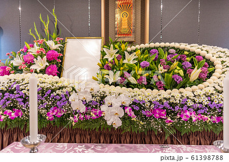 斎場・祭壇・お葬式・通夜・式場・告別式・葬儀・葬祭 ・家族葬・供花・花・生花 61398788