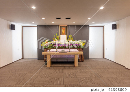 斎場・祭壇・お葬式・通夜・式場・告別式・葬儀・葬祭 ・家族葬・供花・花・生花 61398809