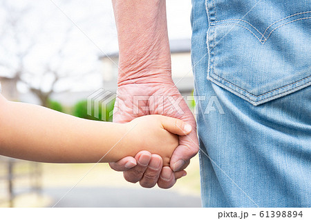 シニア 幼児 手つなぎの写真素材