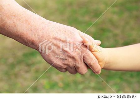 シニア 子ども 握手 シニア 子ども 握手 61398897