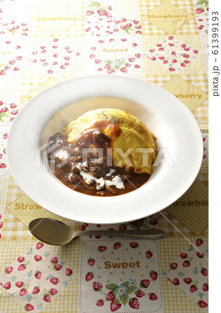 オムライスを食べる 61399193