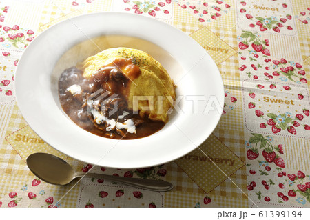 オムライスを食べる 61399194