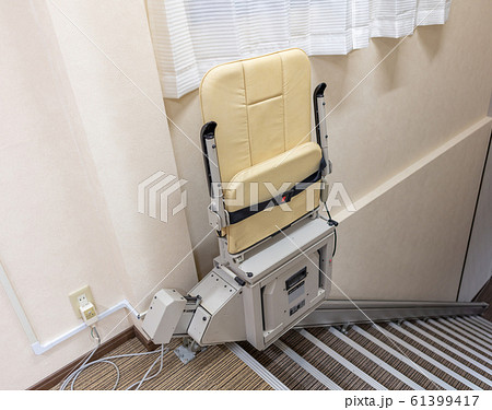 階段昇降機　バリアフリー・老人・障碍者・上り下り 61399417