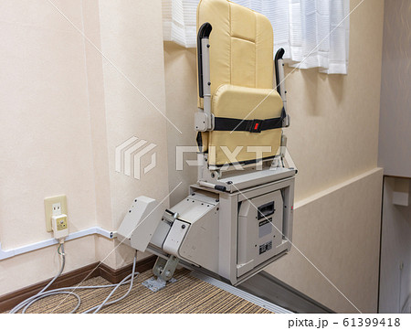 階段昇降機 バリアフリー・老人・障碍者・上り下り 階段昇降機 バリアフリー・老人・障碍者・上り下り 61399418